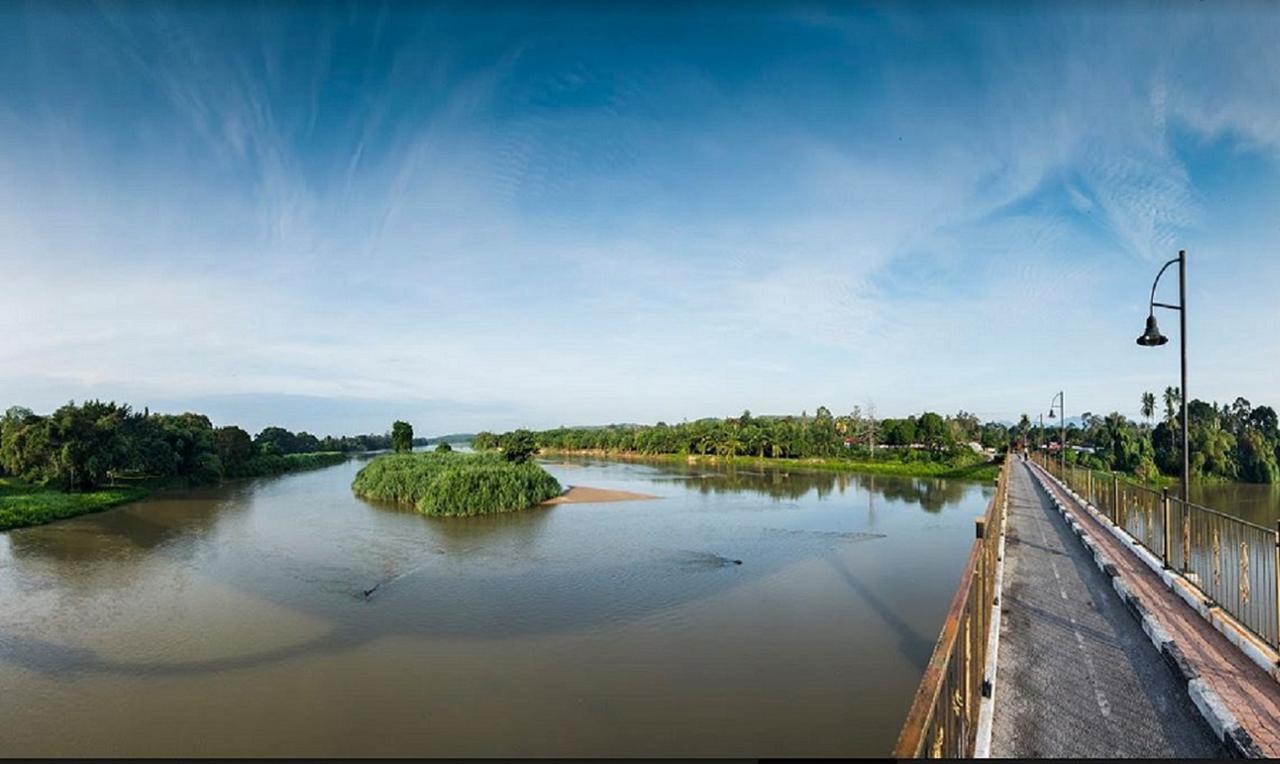 Lanai Casuarina Cempaka Sari Hotel Parit Exterior foto